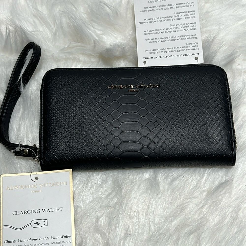 Adrienne Vittadini Charging Wristlet Wallet A27